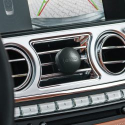 Automobilio aromatas į groteles